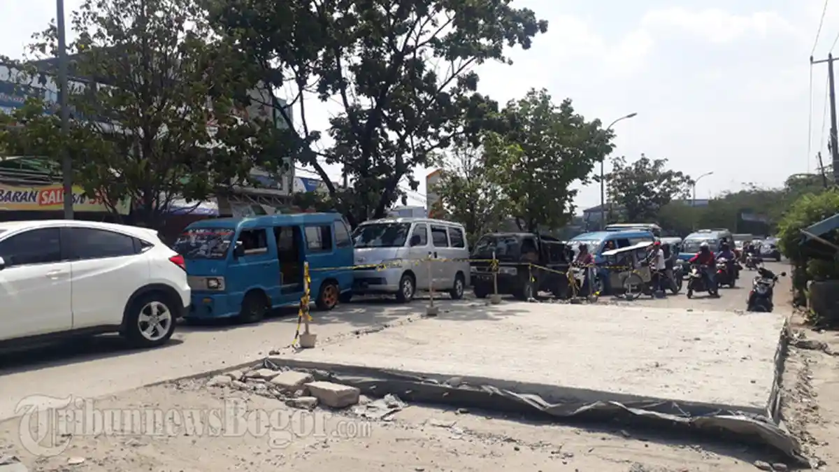 Ada Betonisasi, Lalu Lintas Di Jalan Mayor Oking Cibinong Bogor Padat