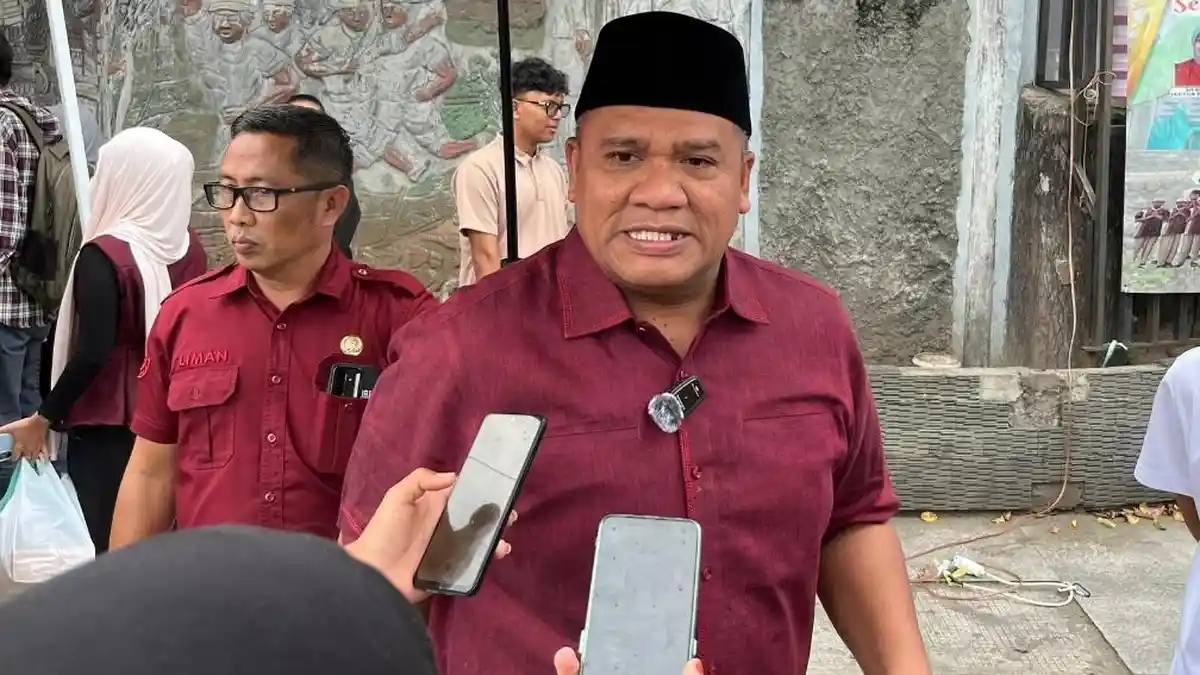 Rektor UNG Eduart Wolok Berbagi Makanan untuk Mahasiswa Gorontalo