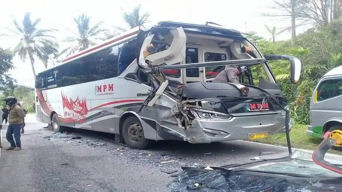 Bus MPM dan Truk Colt Diesel Adu Kambing di Jalan Lintas Padang Panjang - Batusangkar