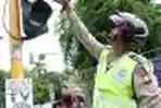Polisi Melihat Rambu Lalin Rusak