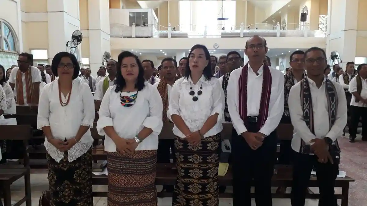 Pdt Mery Kolimon dan Jeki Latuperisa Pimpin Ibadah Pembukaan Bulan Bahasa dan Budaya GMIT