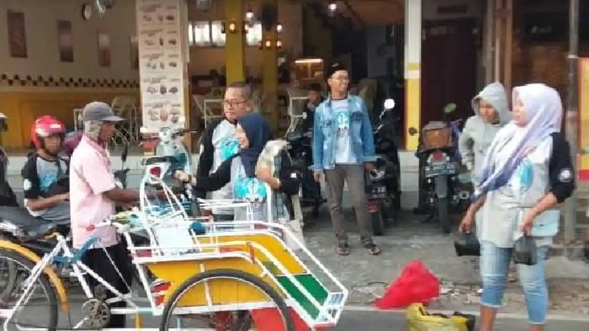 Berbagi Sesama, Pecinta Musang di Pamekasan Bagi-bagi Takjil Buka Puasa kepada Masyarakat
