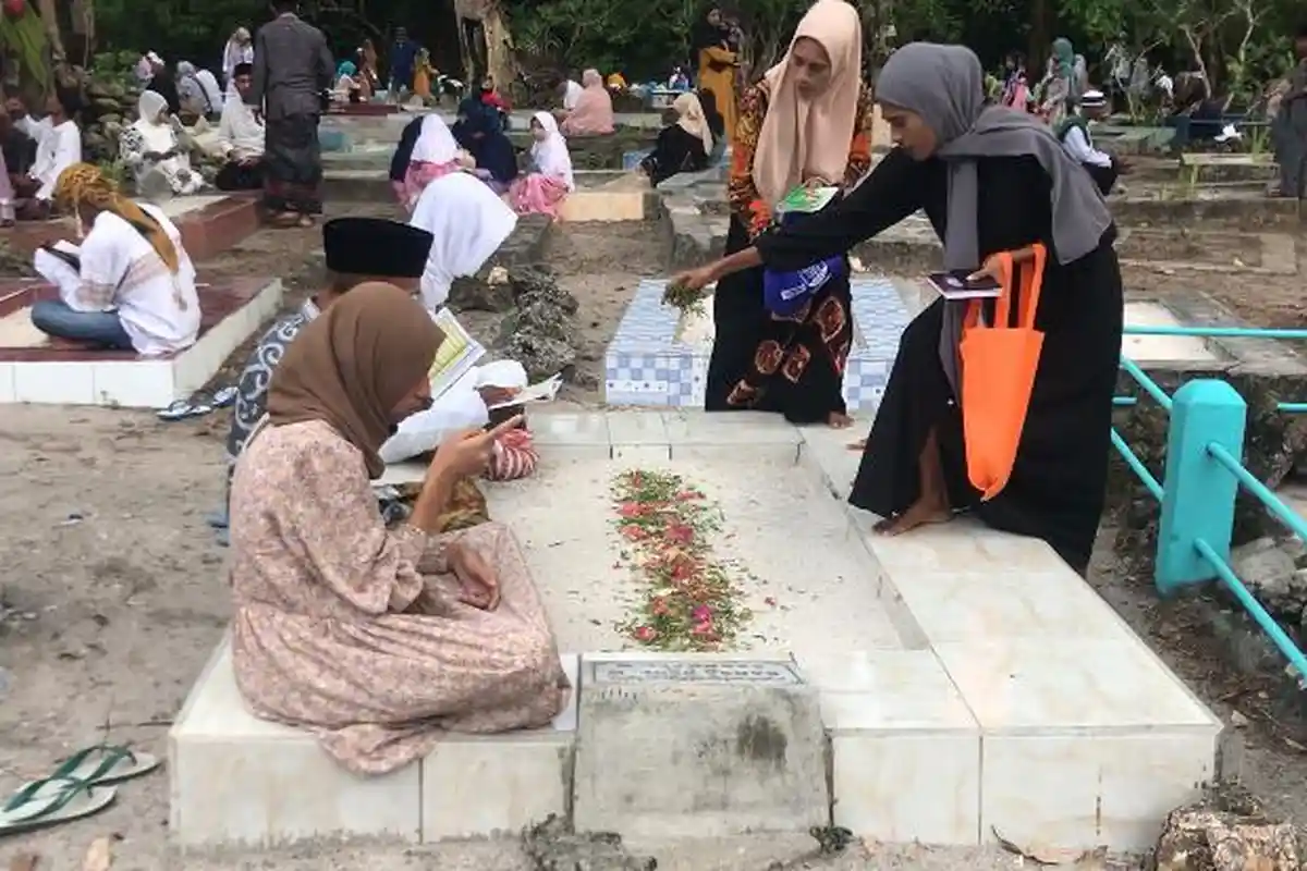 Tata Cara Ziarah Kubur dan Doa yang Dilafalkan untuk Keluarga yang Sudah Meninggal