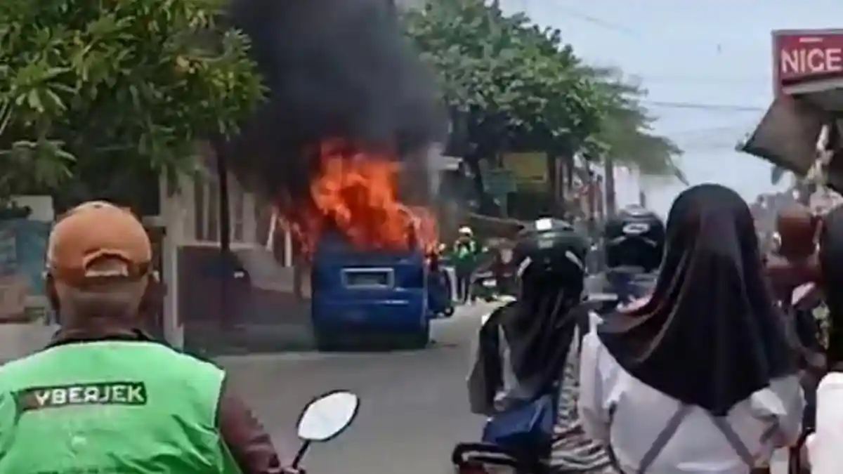 Waduh ! Sebuah Angkot di Parung Bogor Terbakar di Jalan, Jadi Tontonan Pengendara