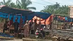 Pedagang-menjual-daging-meugang-di-jalan-nasional-Simpang-Peut-Kuala-Nagan-Raya.jpg