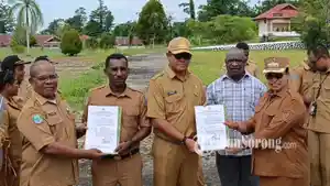 20260209_penyerahan-SK-PLT-di-Sorong-Selatan.jpg