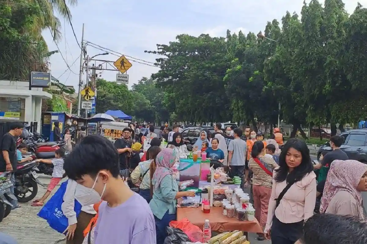 Jalan Panjang Jakbar Macet, Warga Kerumuni Pasar Takjil Ramadan