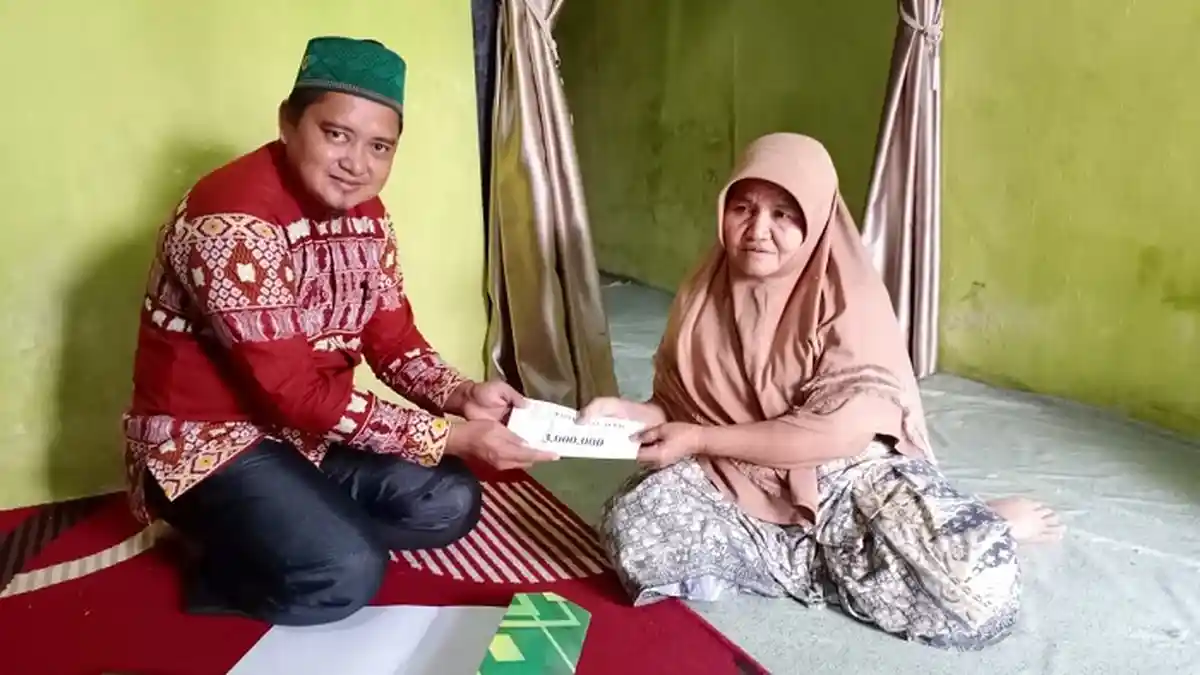 Baitul Mal Aceh Bantu Korban Kebakaran di Alue Rambot Abdya