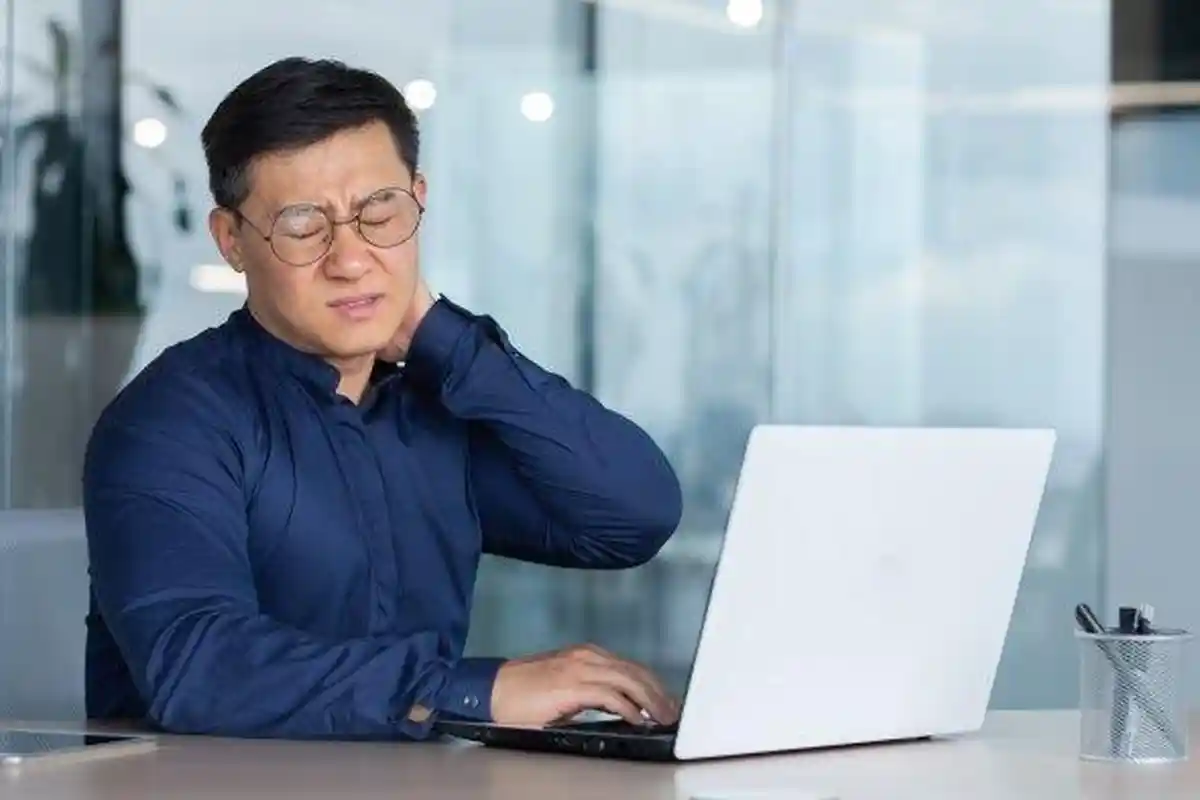Terlalu Lama Duduk di Belakang Meja? Hati-hati, Ini Kondisi Kesehatan yang Harus Kamu Alami