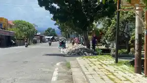 Sampah-menumpuk-di-sisi-kanan-trotoar-jalan-Sabtu-1852024.jpg