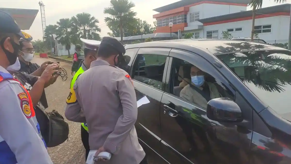 Sejumlah Kendaraan Berpelat Nomor Luar Daerah Dipaksa Putar Balik di Gate Tol Kertajati Majalengka