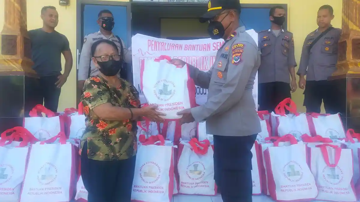 Kapolsek Aimere Serahkan Sembako dari Presiden, Warga: Terima Kasih Jokowi