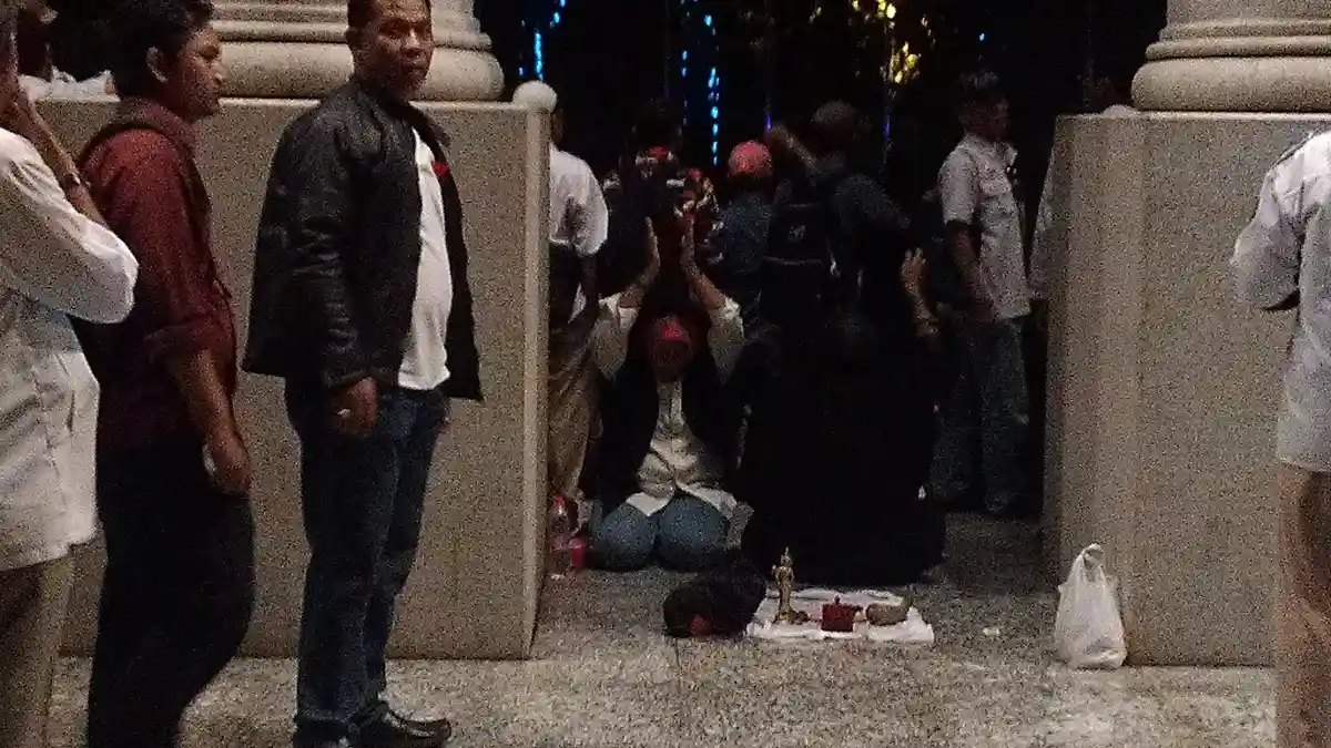 2 Orang Misterius Gelar Ritual Klenik di Gedung MK Jelang Kedatangan Prabowo