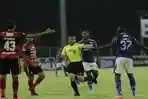 pemain-persib-bandung-biru-dan-bali-united-merah.jpg