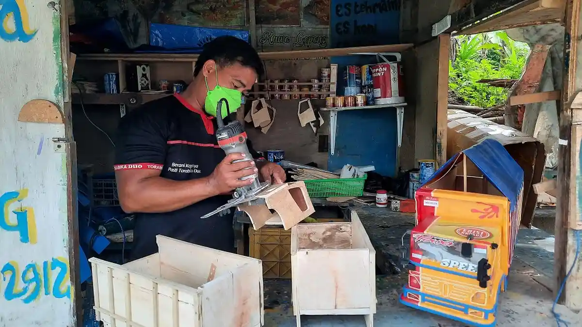 Banting Setir Jadi Perajin Truk Mainan, Tukang Bangunan Ini Justru Sukses Buka Usaha Beromzet Jutaan