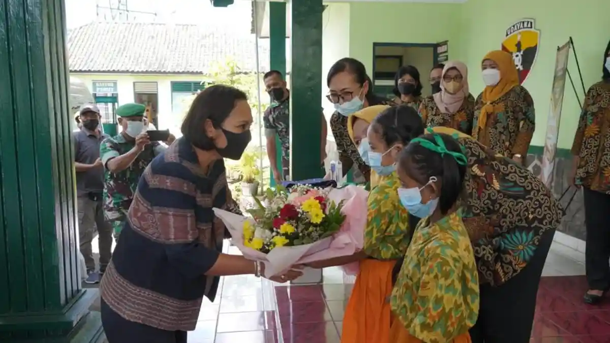 Kunker di Jembrana, Uli Simanjuntak Cek Kondisi TK dan Ajak Para Istri Tentara Donor Darah