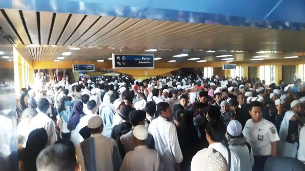 Ada Reuni 212, Keluar Stasiun Gondangdia Antre Hingga 30 Menit