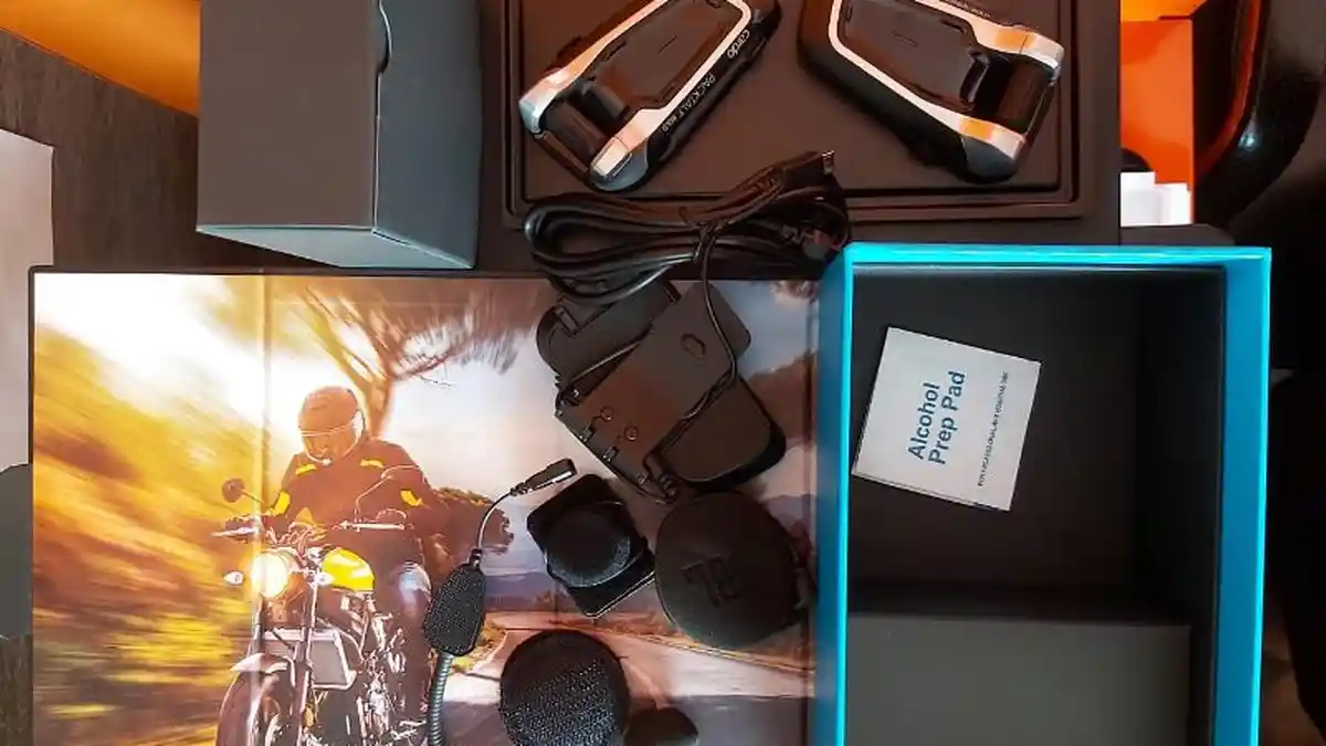 Ini Alat Komunikasi Yang Menempel di Helm Untuk Bikers