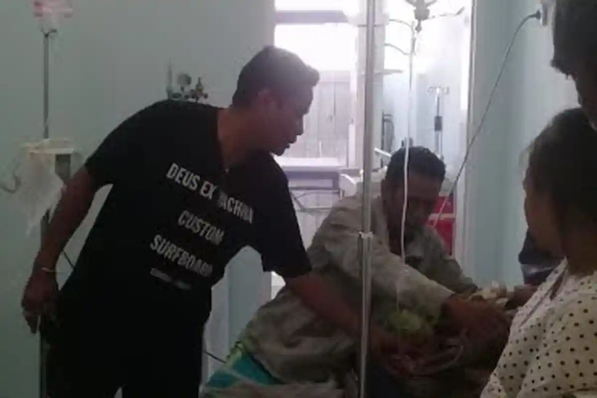 Wabup Jhony Army Konay Turun Langsung Pantau Kondisi Pasien Diduga Keracunan