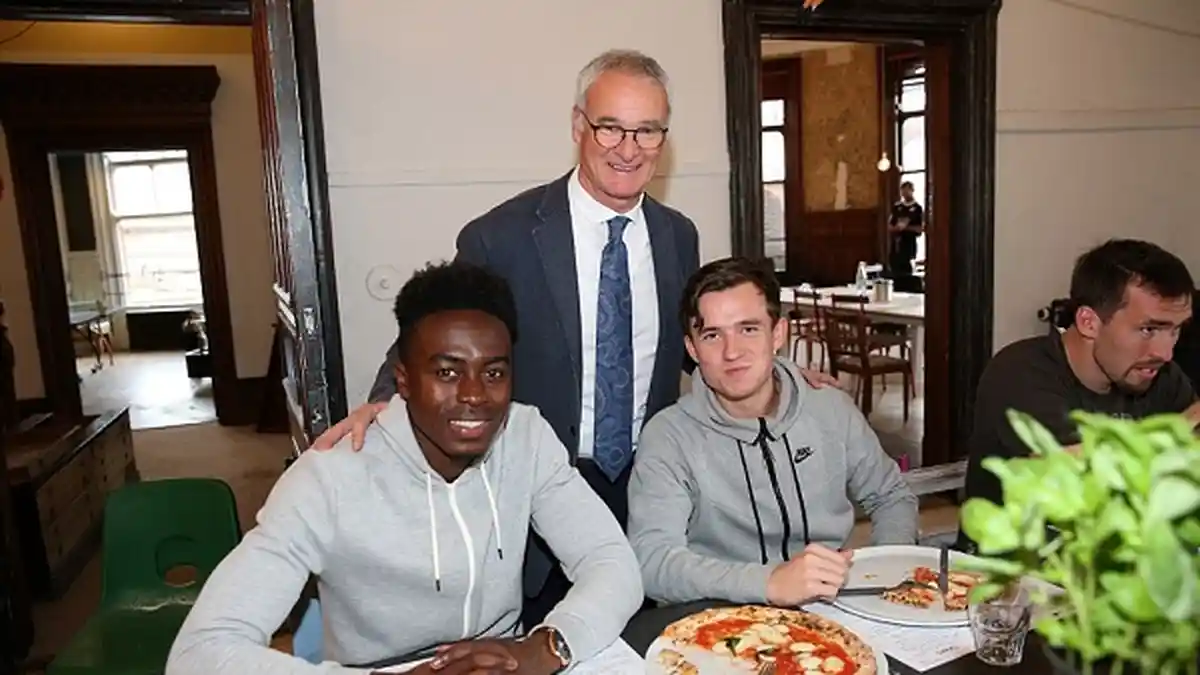 Claudio Ranieri dan Para Pemain Leicester City Belajar Bikin Piza
