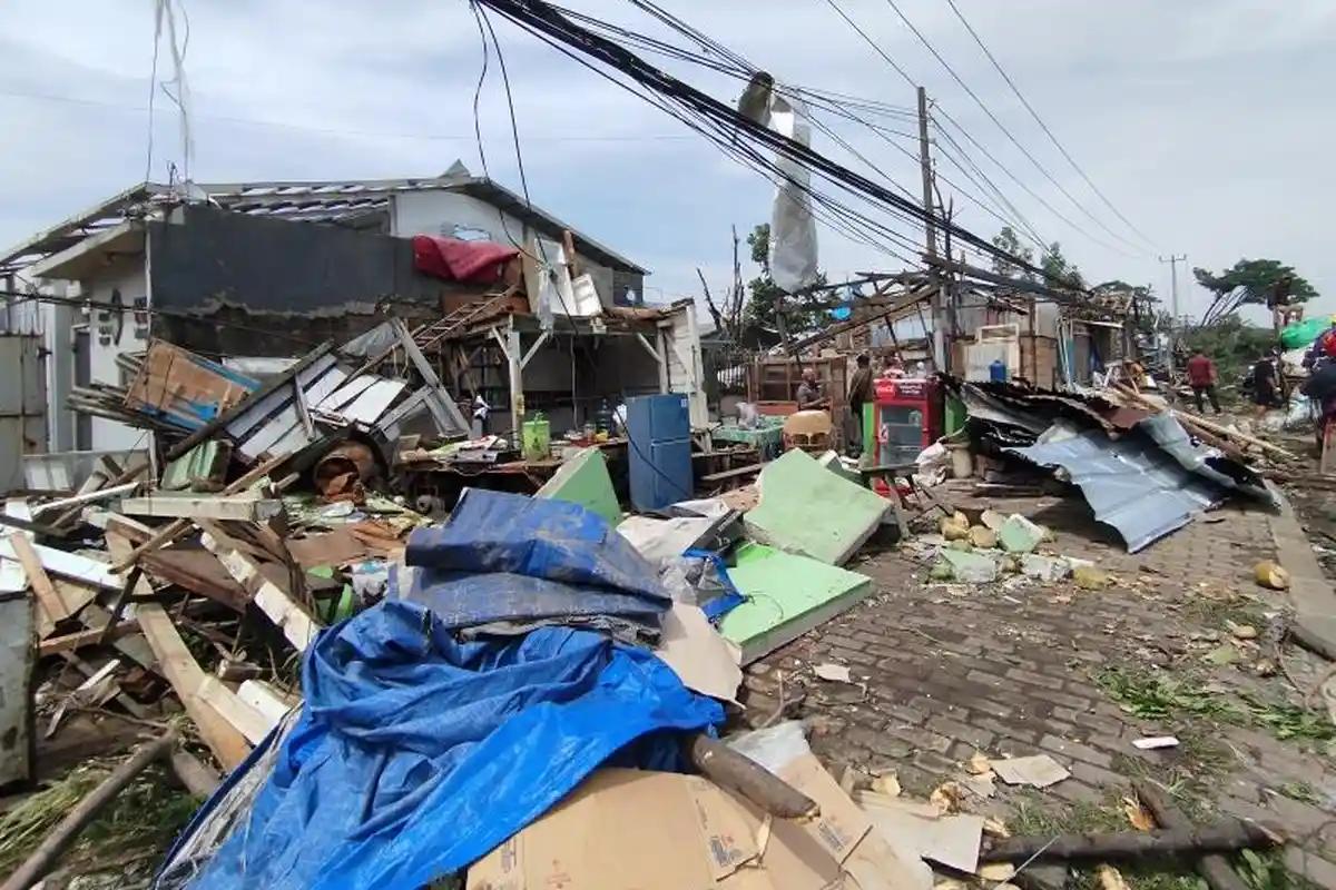 Cerita Pemilik Warung di Rancaekek yang Memeluk Istrinya Untuk Melindungi dari Angin Puting Beliung