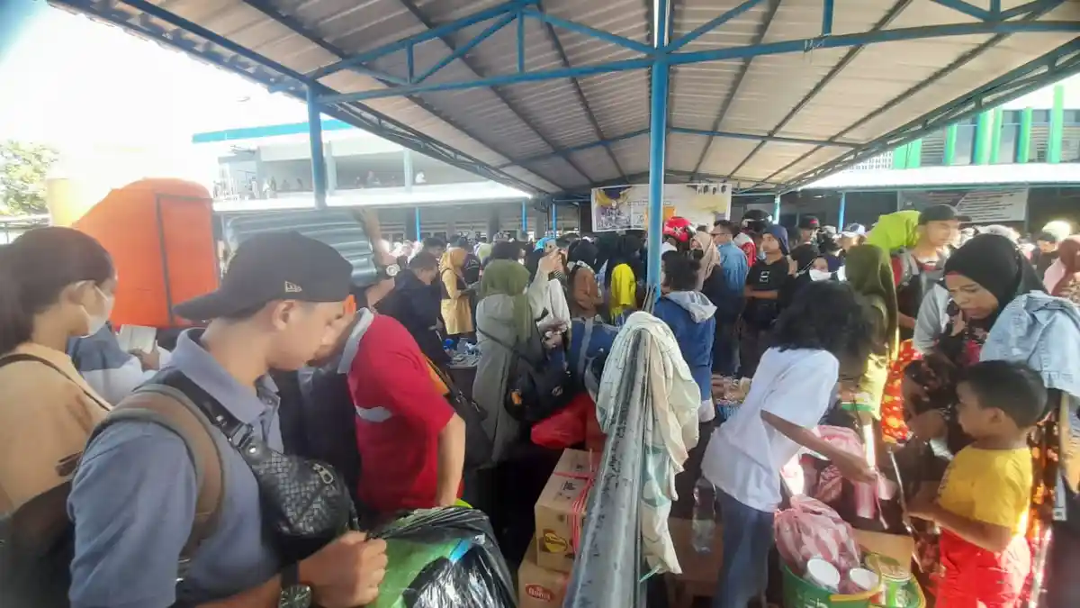 3 Kapal Sandar, Pelabuhan Ambon Dipadati Ribuan Penumpang