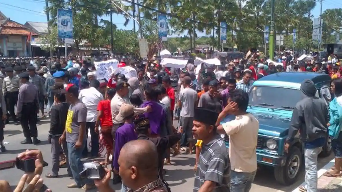 Massa Caleg PBB Blokade Jalan Pamekasan-Sumenep