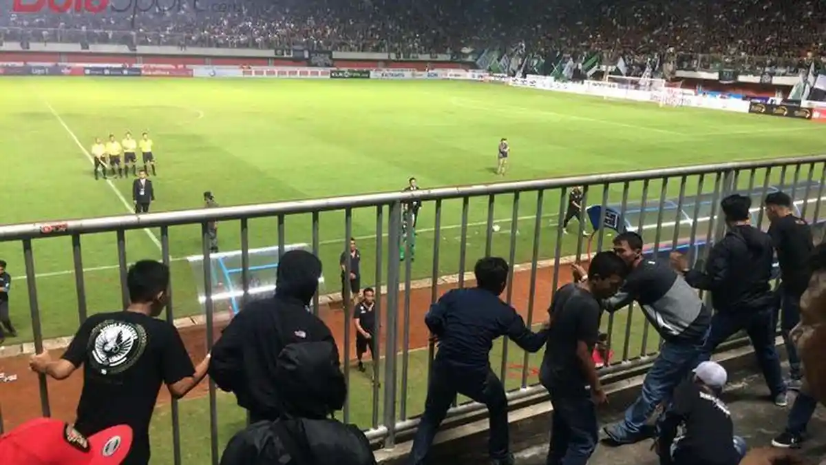 Ada 20 Provokator Dikerusuhan Suporter PSS Sleman dan Arema FC Rusuh