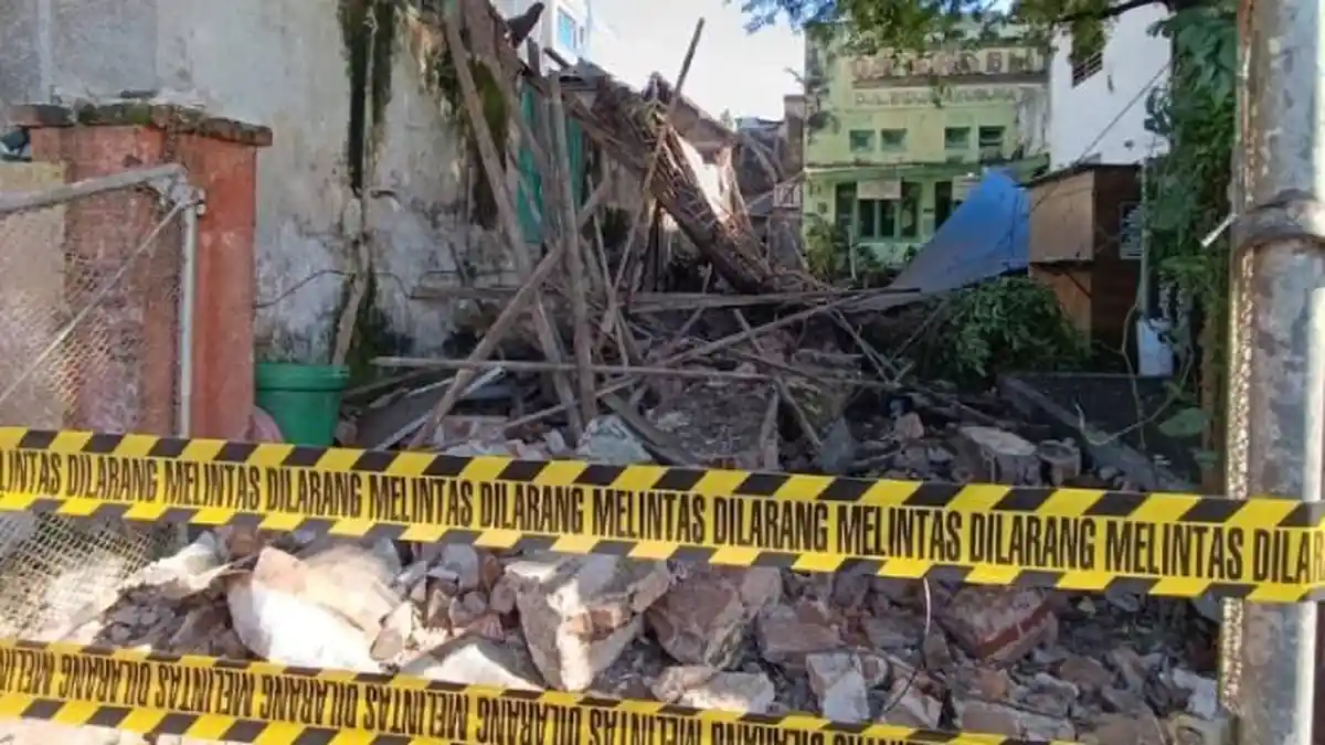 Atap Bangunan Tua di Blitar Roboh Timpa Kafe Terkena Dampak Gempa di Pacitan  - Tribunjatim.com