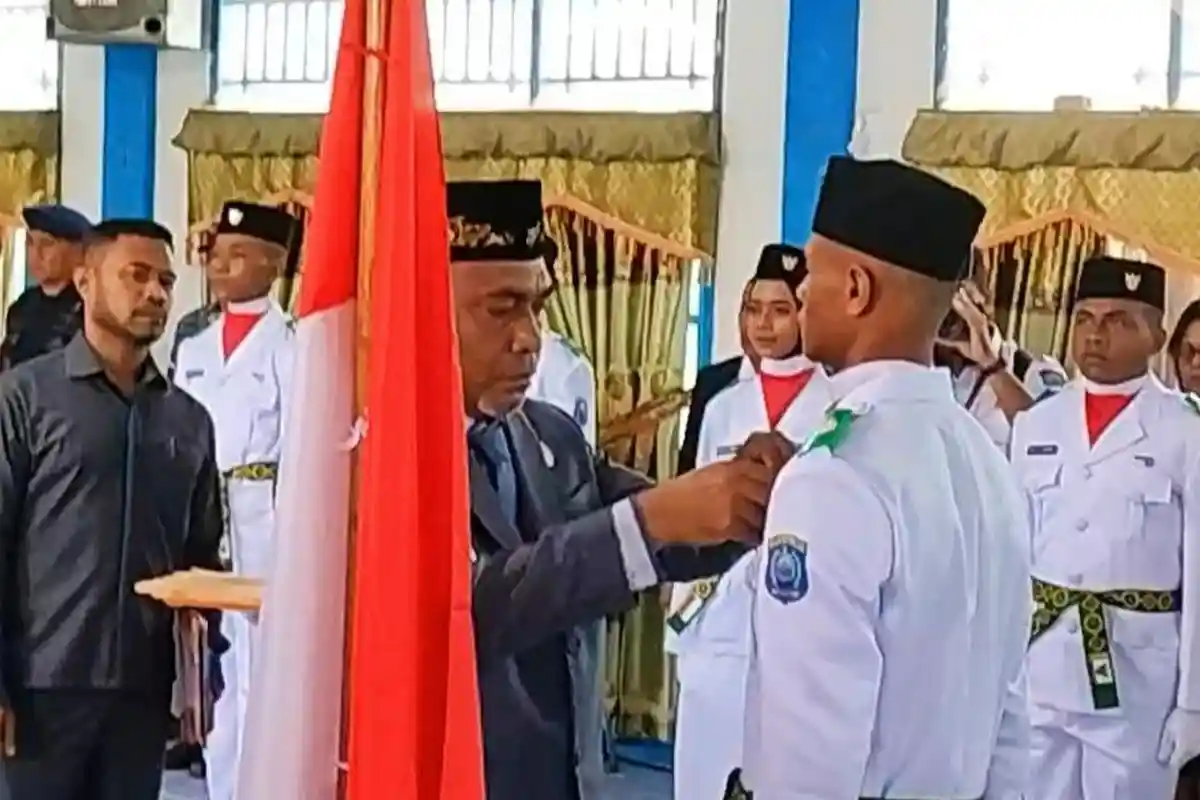 Penuh Hikmat, Bupati Raja Ampat Abdul Faris Umlati Kukuhkan Paskibraka