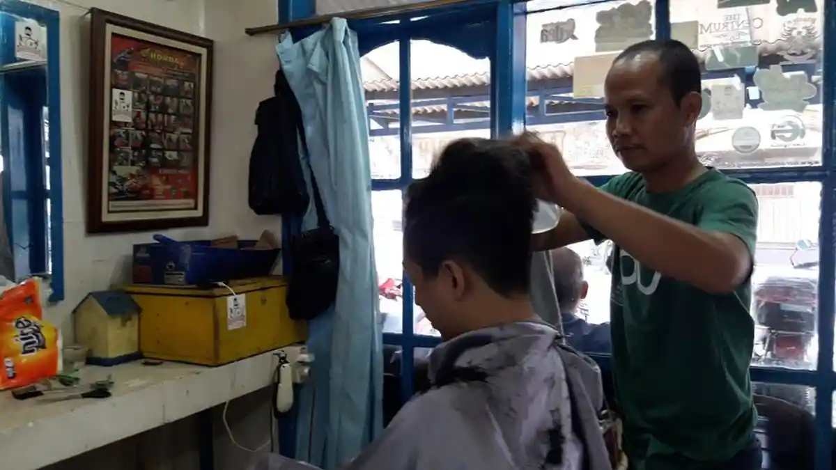 Cukup 10 menit, Tukang Cukur Ini Ubah Gaya Rambut Pemain Persib Bandung