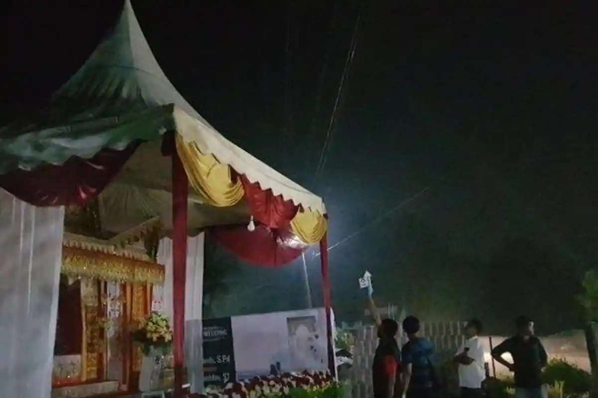 Pengantin Pria Tak Datang, Kedua Orang Tua Pengantin Wanita Duduk di Pelaminan Saat Resepsi