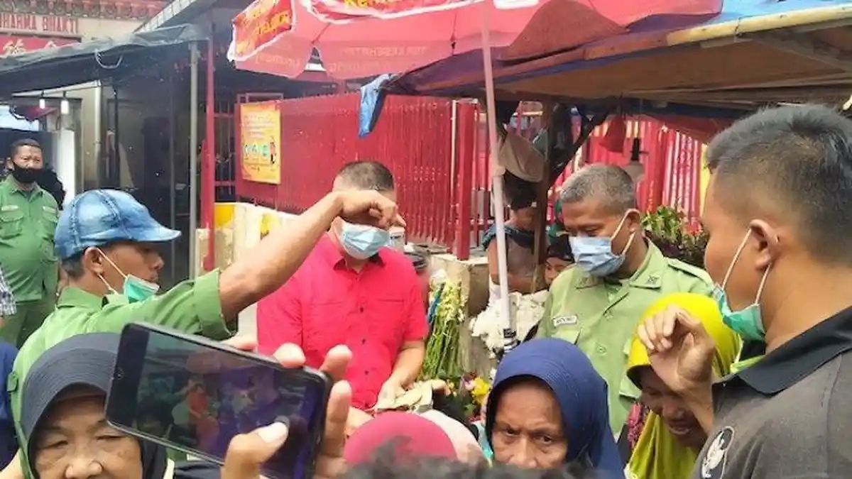 Pengemis Musiman Rela Main Kucing-Kucingan Dengan Petugas Vihara Demi Berburu Rupiah di Hari Imlek