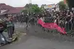 demo-tolak-UU-TNI-di-jember.jpg