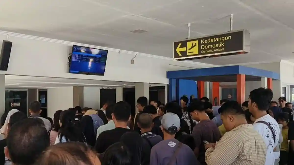 Penumpang Padati Area Bandara H AS Hanandjoeddin Belitung