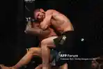 khabib-nurmagomedov-saat-bertarung-di-atas-ring.jpg