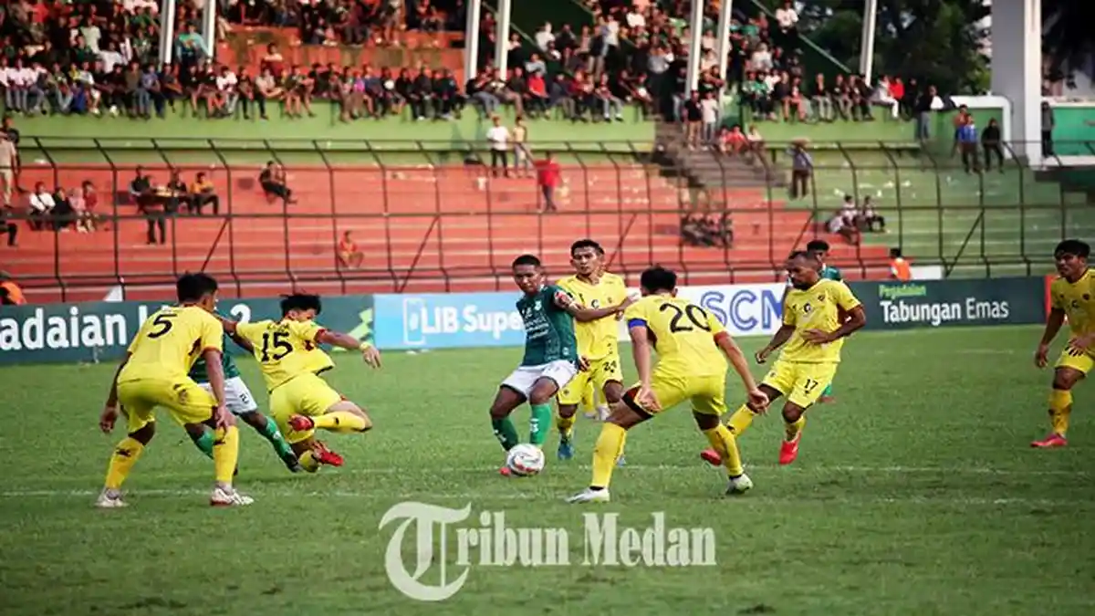 Berita Foto: Rifqi Robek Gawang Mantan, PSMS Medan VS Sriwijaya FC Imbang 2-2 - 23102023_MELEWATI-LAWAN_ABDAN-SYAKURO-2.jpg
