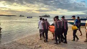 Kepolisian-saat-mengevakuasi-wisatawan-meninggal-akibat-tertabrak-boat.jpg
