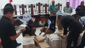 2023119_Penyortiran-logistik-pemilu-di-kantor-KPU-Kabupaten-Sorong.jpg