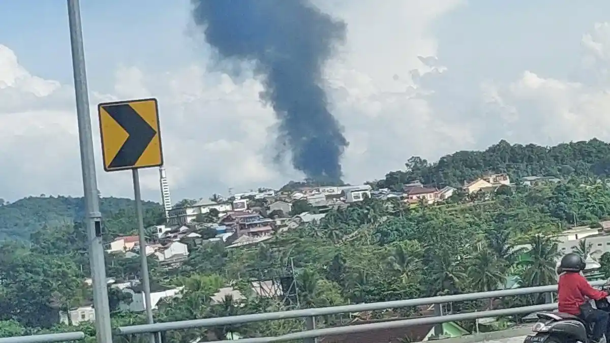 BREAKING NEWS: Kebakaran di Simpang Pasir Samarinda Hari Ini, Diduga BBM yang Terbakar 