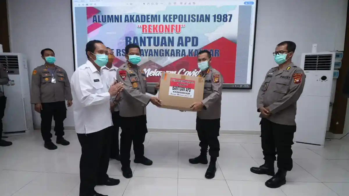 Alumni Akpol 87 Serahkan Bantuan APD ke Rumah Sakit Bhayangkara Pontianak