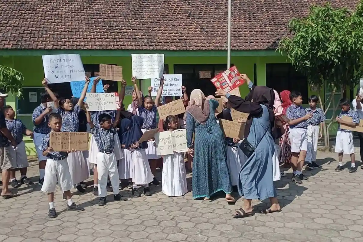 "Kami Tidak Mau Dipindah!": Kisah Siswa dan Wali Murid Tetap Datang ke Sekolah Tanpa Guru di Pati