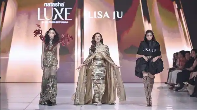 Tampil di JFW, Astrid Tiar Rayakan Transformasi dan Kecantikan Sejati