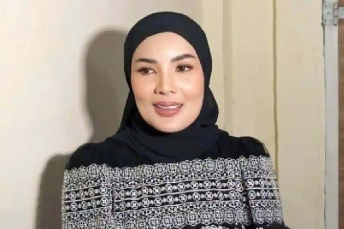 Penampilan Nindy Ayunda Kini Tertutup Pakai Hijab: Baru Pulang Umrah Jadi Sebaiknya Enggak Dilepas