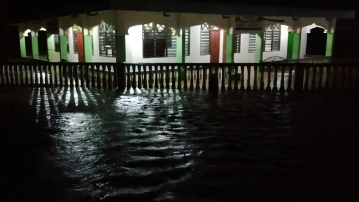 Ketinggian Banjir di Jalan Singkil-Subulussalam di Desa Buluseuma Bertambah, Arus Air Semakin Derar