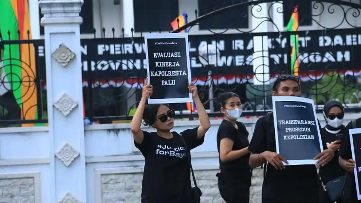 Puluhan Massa Aksi Gelar Aksi Diam di Depan Kantor DPRD Sulteng