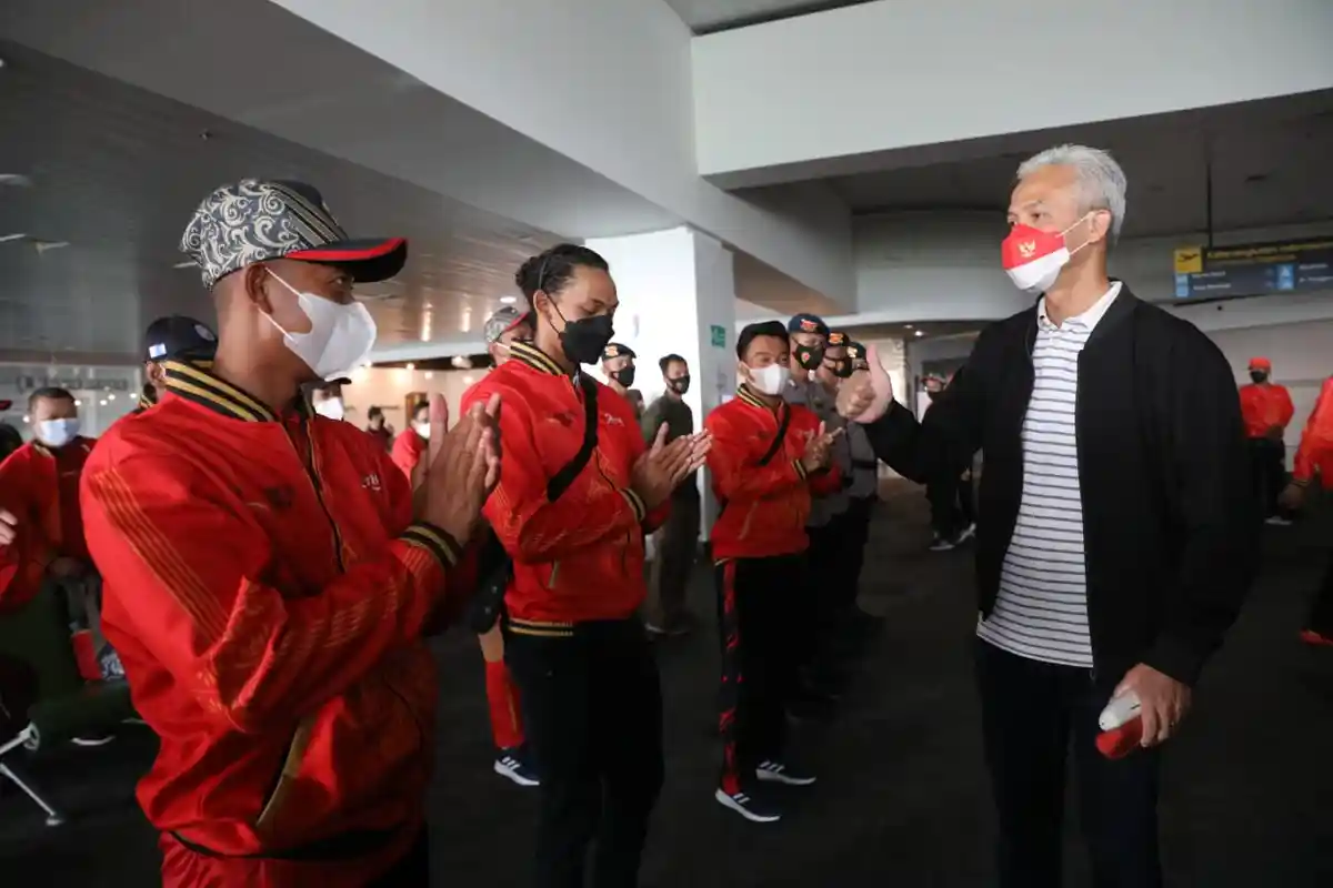 Tak Cuma Melepas, Ganjar Ikut Berangkat Bersama 167 Atlet dan Official ke Tanah Papua