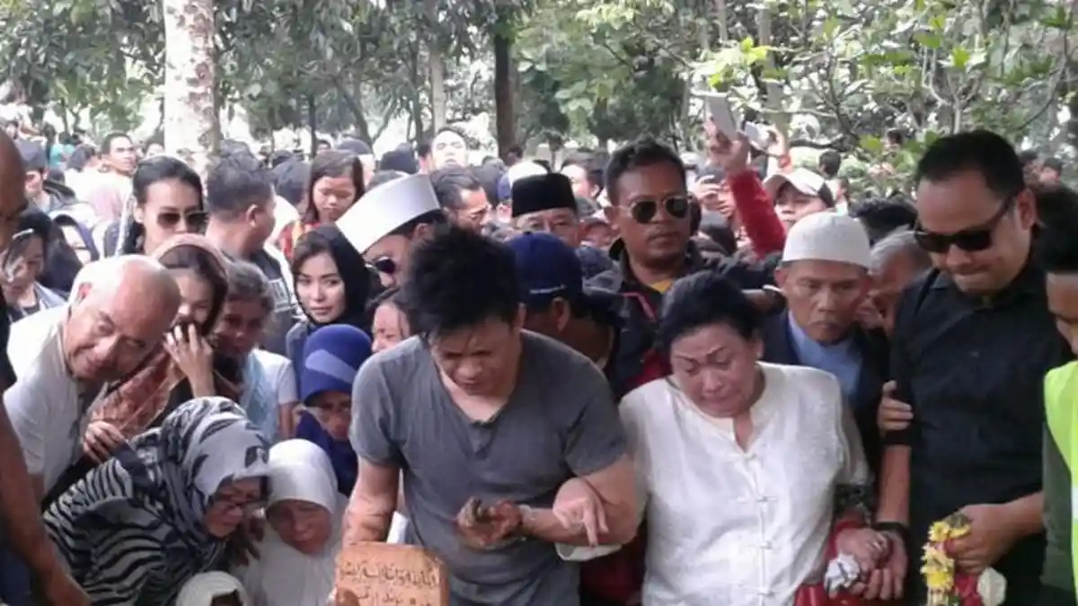 Ariel Noah Gotong Jenazah Ayahnya dan Teteskan Air Mata