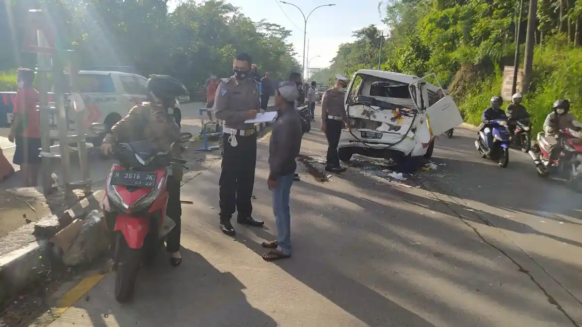3 Orang Luka-luka Akibat Tabrakan Truk Vs Pickup di JLS Salatiga 