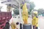 Pekerja Sudin Lakukan Pengecetan Halte Bus